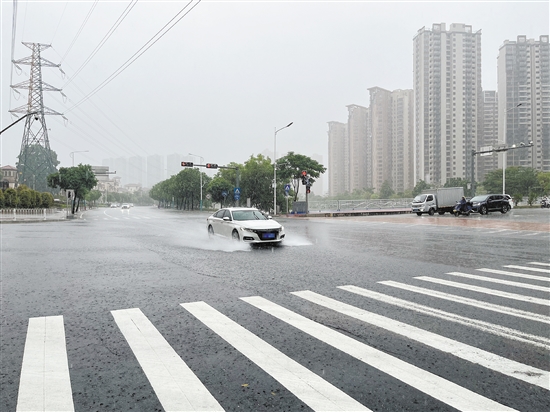 暴雨天行車時需注意減速慢行。