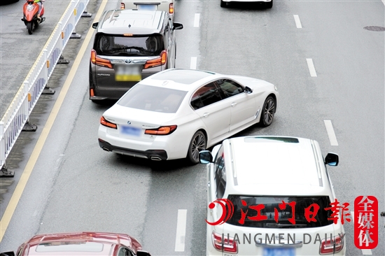 機動車插隊加塞會加劇道路擁堵。
