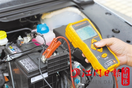 維修人員使用專業(yè)設(shè)備檢查蓄電池狀態(tài)。