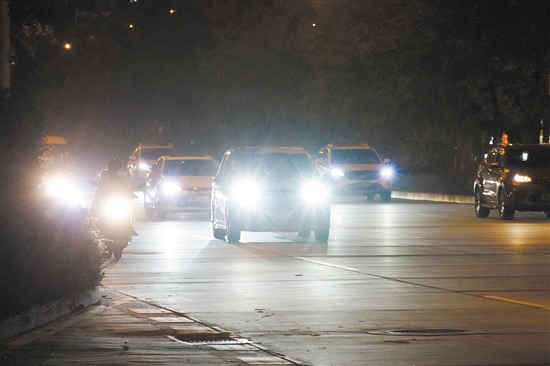 濫用遠(yuǎn)光燈危害大，車主要養(yǎng)成文明開車的好習(xí)慣。張澤彬攝