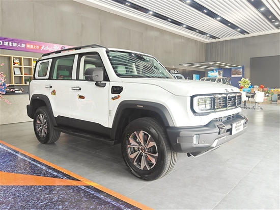 全新BJ40定位世家級(jí)潮野SUV，風(fēng)格獨(dú)特。