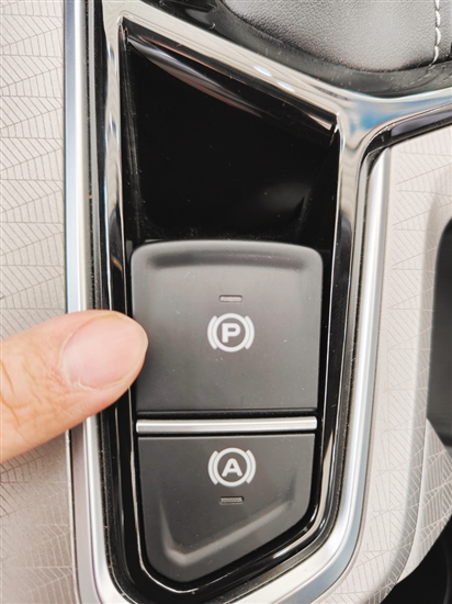 車(chē)主在停車(chē)時(shí)應(yīng)注意拉好手剎或啟動(dòng)電子手剎。