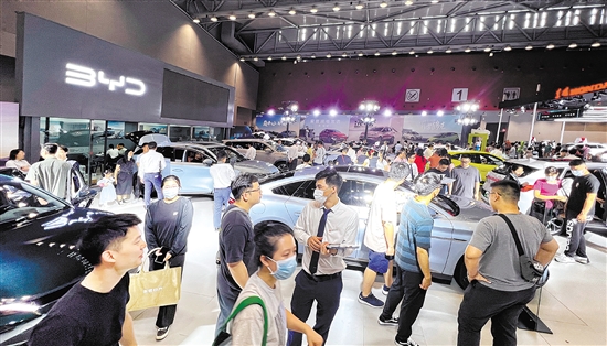 憑著主推新能源汽車，自主品牌吸引眾多市民目光。