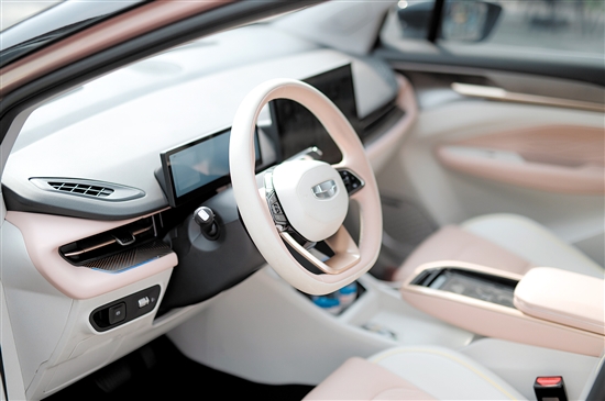 幾何M6內(nèi)飾采用簡潔的設計風格。