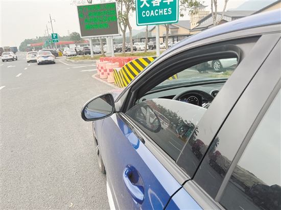 在天氣不太熱也不太冷、汽車處于中低速行駛的情況下，打開窗是較好的選擇。