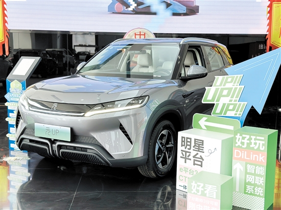 比亞迪元UP展現(xiàn)了方中帶圓、剛?cè)岵莫毺孛缹W(xué)。