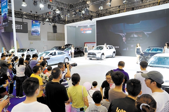 往屆車展的車模、靚車總能吸引攝影發(fā)燒友的“長(zhǎng)槍短炮”。