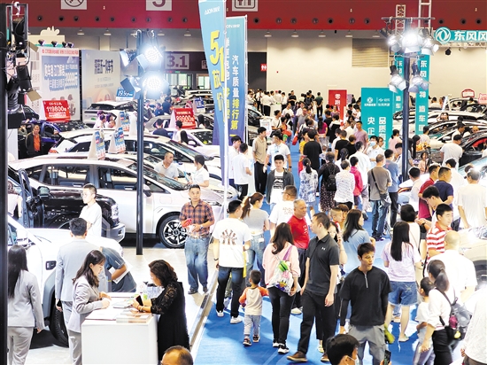 車展現(xiàn)場人氣旺。