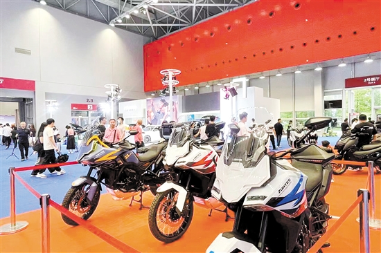 帥氣摩托車很吸睛。