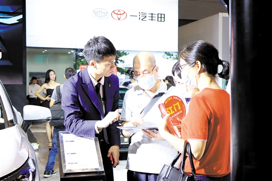 “五一”車展期間，購車客戶就非常關(guān)心補貼問題。