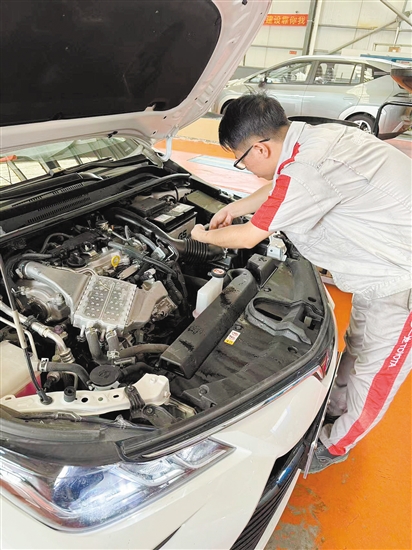 建議駕駛?cè)顺鲂星埃屑?xì)檢查車輛情況。