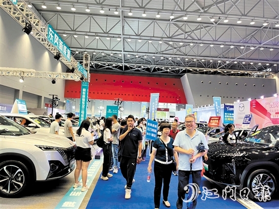 “五一”車展人氣旺，現(xiàn)場成交給力。