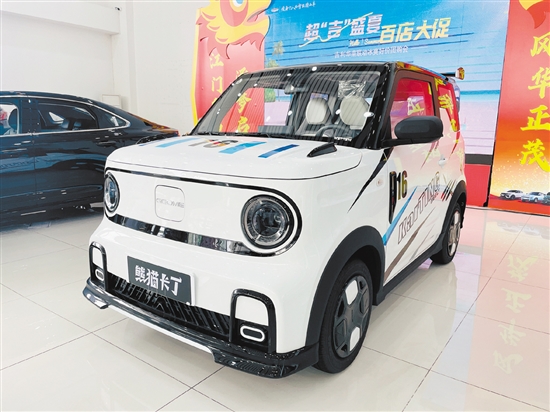 吉利熊貓卡丁采用了小方盒子造型，整體十分具有辨識(shí)度。