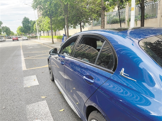 汽車(chē)經(jīng)過(guò)暴曬后，應(yīng)先把所有車(chē)窗打開(kāi)。