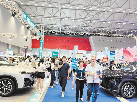 本報車展一直吸引眾多市民的目光。
