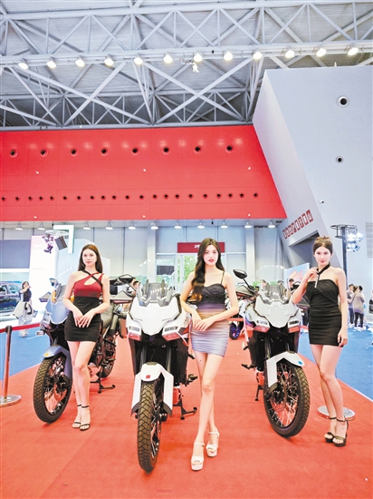 回顧本報往屆車展，不乏美女模特身影。