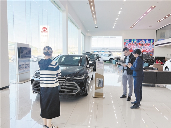 江門不少汽車經(jīng)銷商積極開展降價促銷活動，吸引消費者購車。