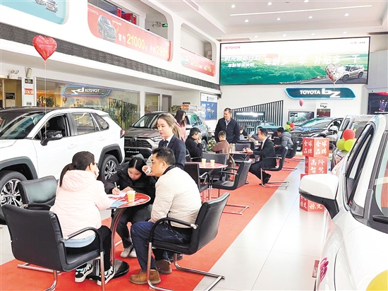 置換更新補(bǔ)貼激發(fā)不少消費(fèi)者的購(gòu)車意愿。