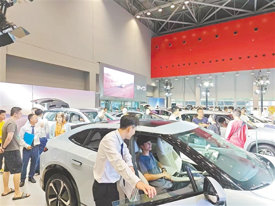 市民體驗(yàn)車展的新款車型。