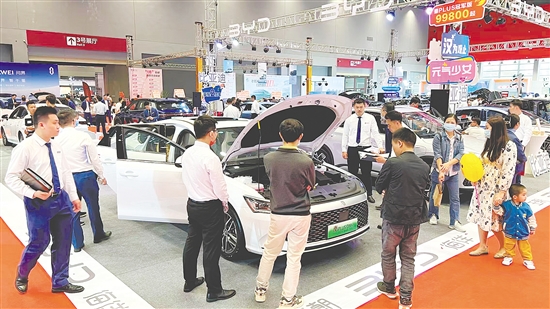 本報(bào)往屆車(chē)展設(shè)置的新能源汽車(chē)展區(qū)受消費(fèi)者歡迎。