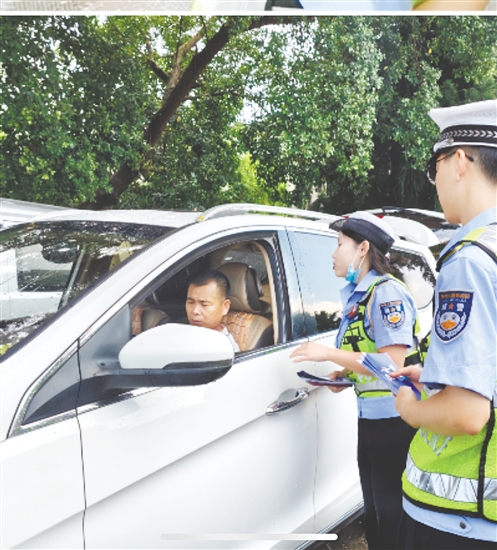 江門交警在農(nóng)村開展針對性交通安全宣傳活動(dòng)。