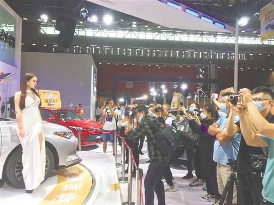 歷屆“十一”車展吸引了眾多消費(fèi)者前來(lái)逛展。