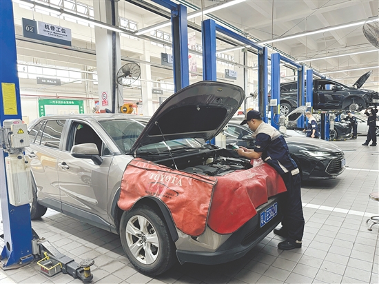 春節(jié)臨近，許多車主都去4S店進行汽車保養(yǎng)。