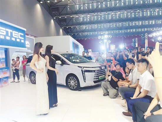 靚麗車模總會成為車展亮點。
